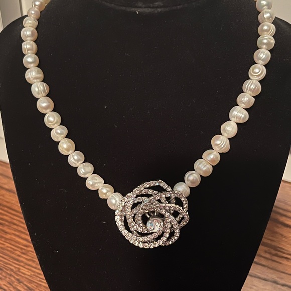Pearl necklace with beautiful crystal pendants in a rose shape - Picture 1 of 7